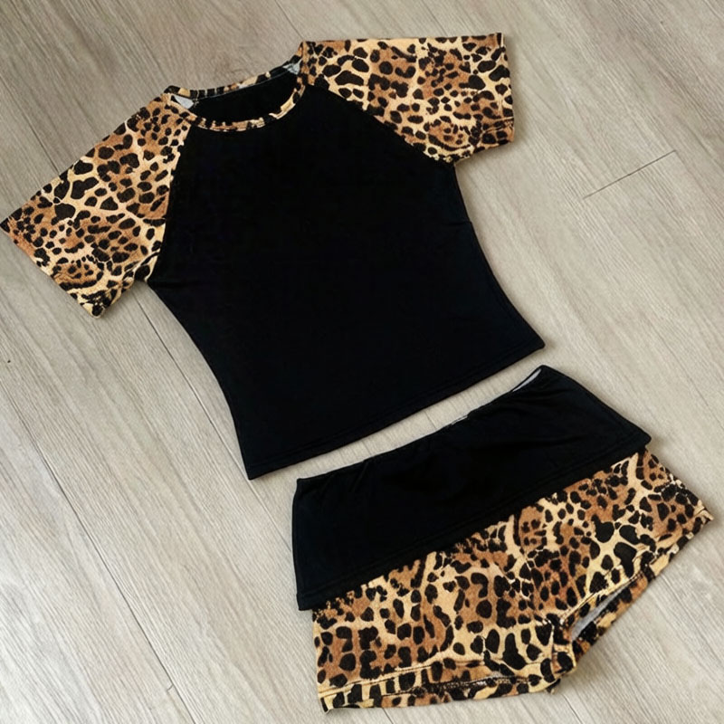 Street Fashion Photography - Set Celana Pendek Lengan Pendek Motif