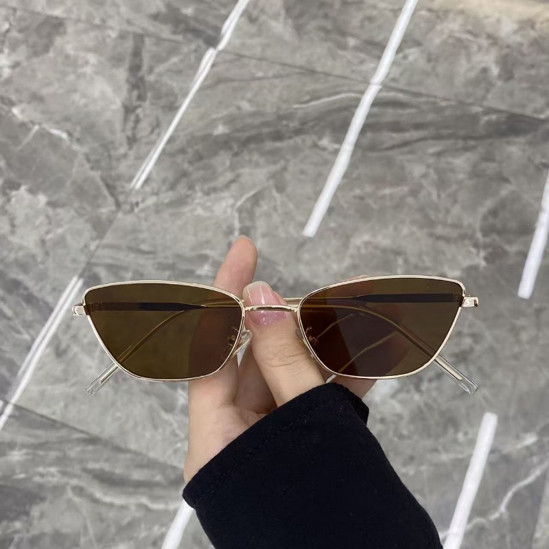 Kacamata Hitam Logam Berbentuk - Street Fashion Photography ulasan dan harga