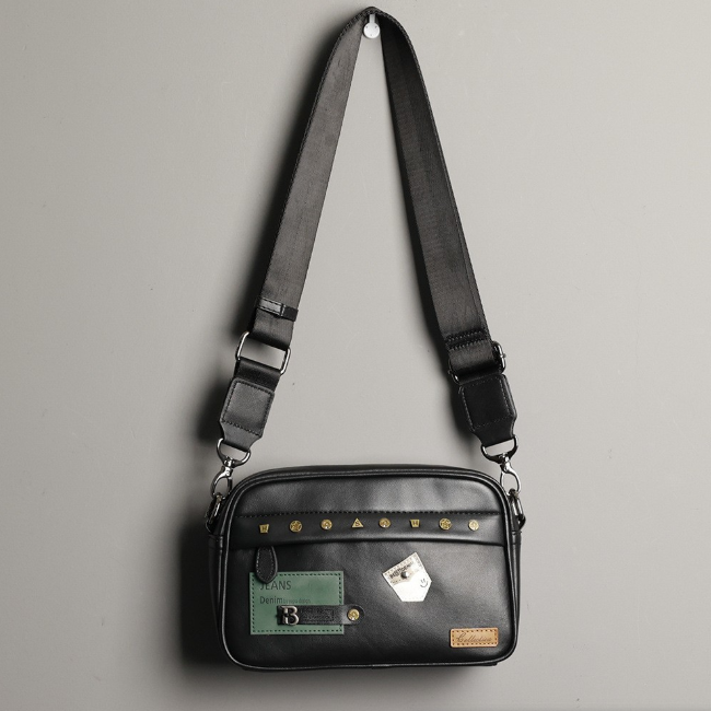 Tas Bahu Trendi Jalanan untuk  - Street Fashion Photography ulasan dan harga